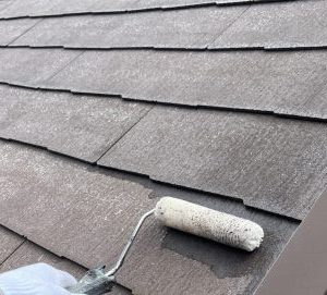 屋根下塗り１回目施工中