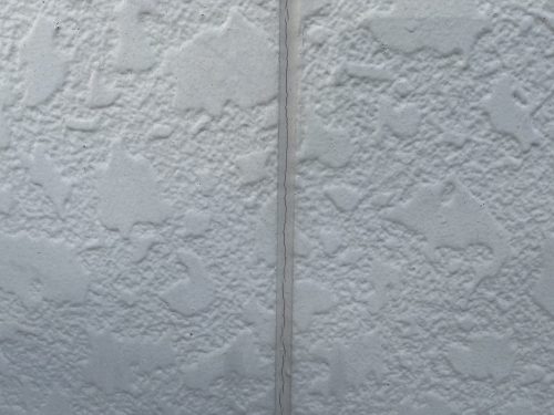 外壁の目地部分に入ったシーリングの亀裂。劣化が進み補修が必要な状態