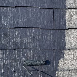 屋根中塗り施工中