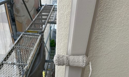 尾張旭市の住宅で雨樋の塗装を行っている様子