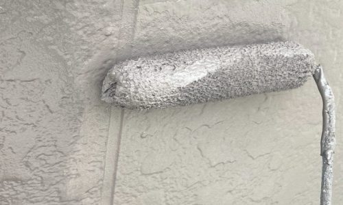 豊田市の住宅で外壁の上塗り2回目を行っている様子