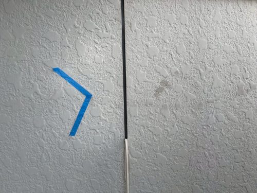 豊田市の住宅で既存のシーリングの撤去を行っている様子