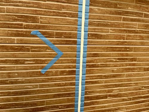 知立市での住宅でシーリングの補修を行う様子