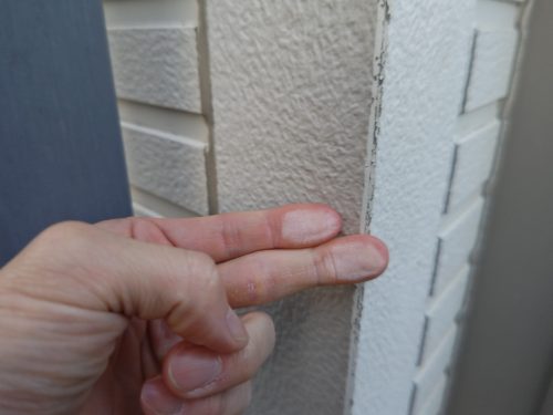 瀬戸市の住宅で外壁にチョーキングが発生している様子