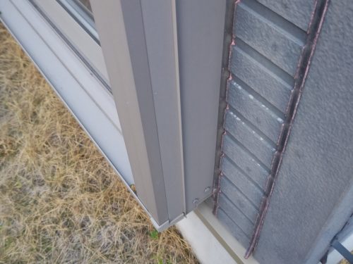 瀬戸市の住宅でサッシ周りのシーリングが劣化している様子