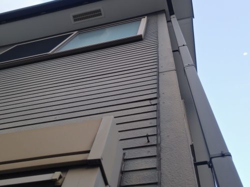 瀬戸市の住宅のサイディング外壁にひび割れが発生している状態
