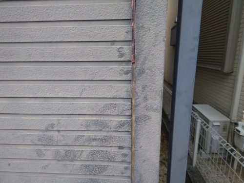 瀬戸市の住宅でチョーキングが外壁に発生している様子