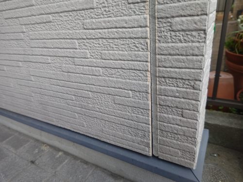 尾張旭市の住宅での外壁のシーリングが劣化している様子