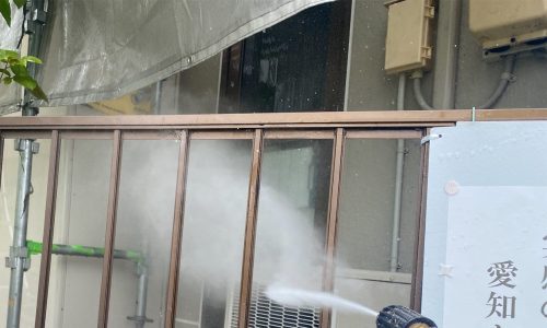 豊田市の住宅で高圧洗浄を行っている様子