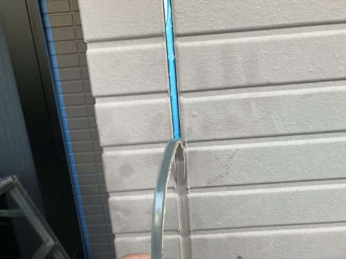 瀬戸市の住宅で行った既存シーリングの撤去作業中の写真