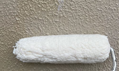 瀬戸市での外壁塗装のクリヤー塗装の様子