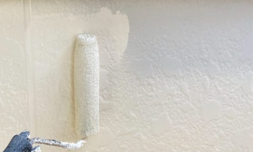 豊田市の住宅で外壁の上塗り1回目行っている様子