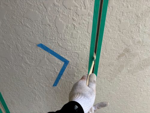 豊田市の住宅でシーリングの接着剤を施工している様子