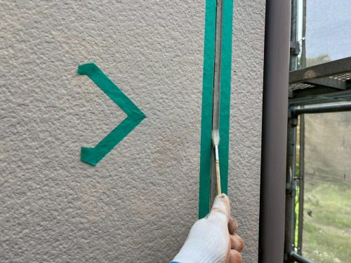 豊田市の住宅でシーリングにプライマーを塗布する様子