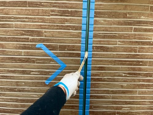 知立市の住宅でシーリングの接着剤を塗布する様子