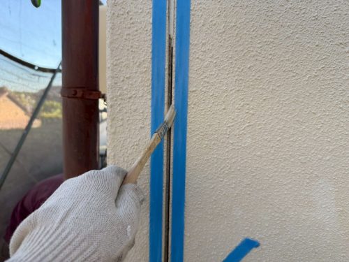 長久手市の住宅でシーリングを補修している様子