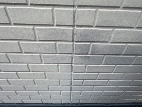 春日井市の住宅のシーリングが劣化している様子