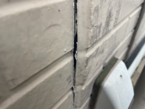 春日井市の住宅で外壁が変形している様子