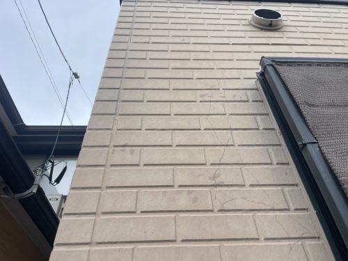 春日井市の住宅で外壁にひび割れが発生している様子