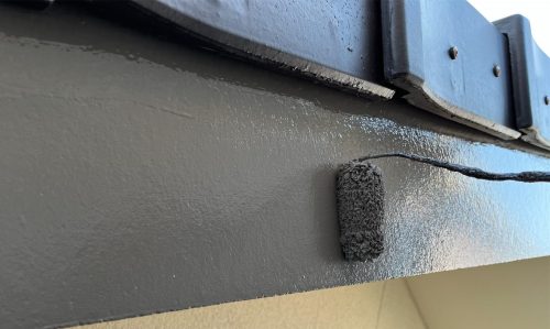 尾張旭市の住宅で破風板の塗装を行っている様子