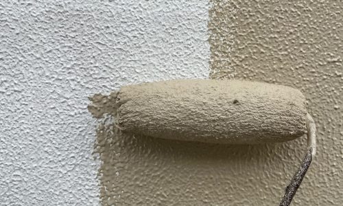 瀬戸市での外壁塗装の中塗りの様子