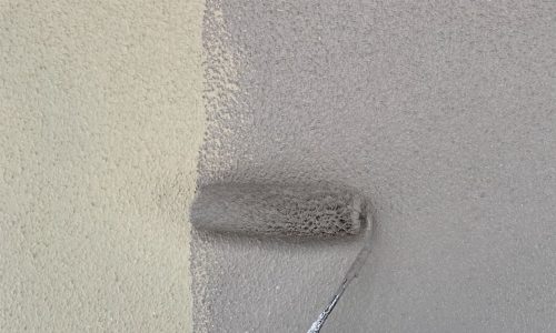 長久手市の住宅で外壁塗装の上塗り1回目を行っている様子