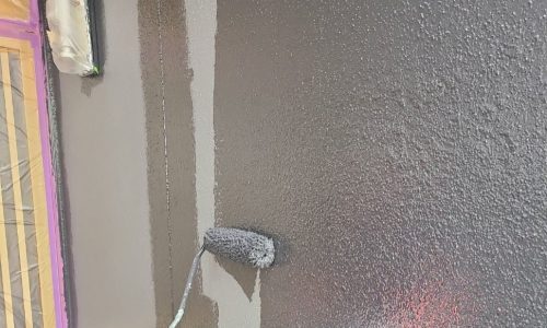 豊田市で外壁塗装の上塗り1回目を施工する様子