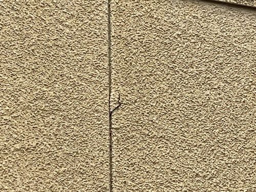 尾張旭市の住宅の外壁にひび割れが発生している様子