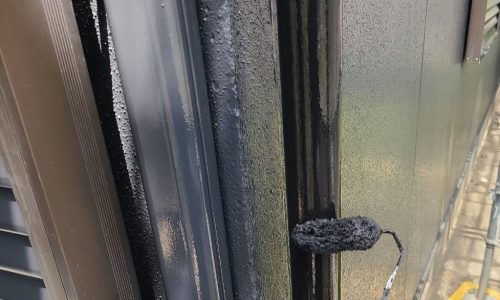 豊田市で雨樋の塗装を施工する様子