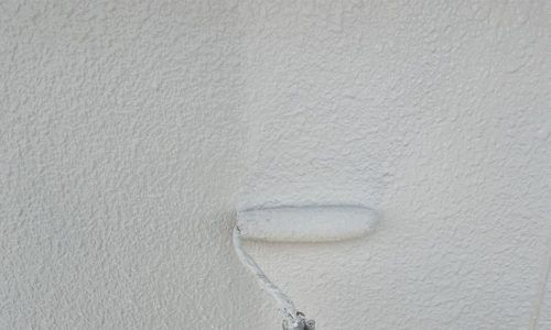 長久手市の住宅で外壁塗装の上塗り2回目を行っている様子