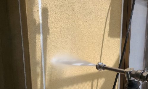 豊田市の住宅で高圧洗浄を行う様子