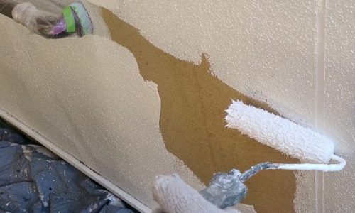 豊田市で外壁塗装の下塗りを行っている様子