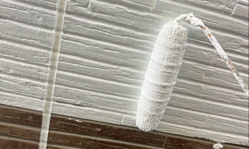 知立市の住宅で外壁の下塗りを行う様子