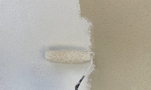 長久手市の住宅で外壁塗装の下塗りを行っている様子