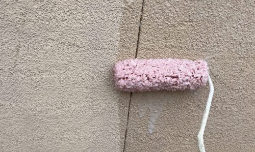 尾張旭市の住宅で下塗りを外壁に行っている様子