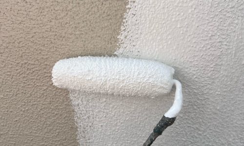 瀬戸市での外壁塗装下塗りの様子