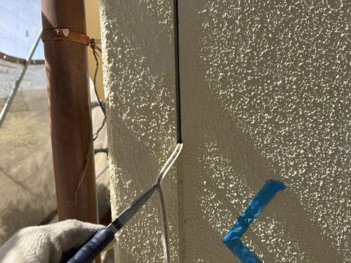 長久手市の住宅の既存のシーリングを撤去している様子