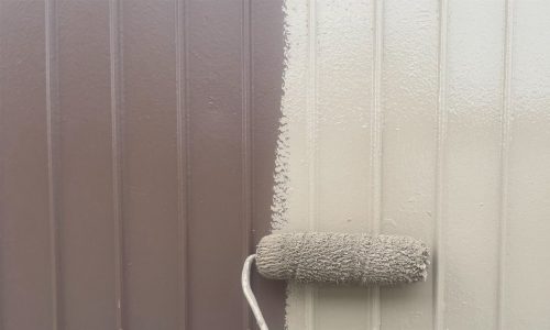 瀬戸市のトタン住宅で外壁塗装の上塗りを行っている状態