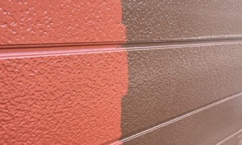 豊田市の住宅で外壁上塗りを行っている様子