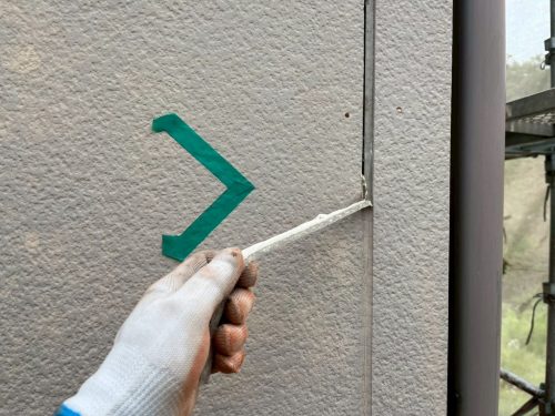 豊田市の住宅でシーリングの撤去を行う様子