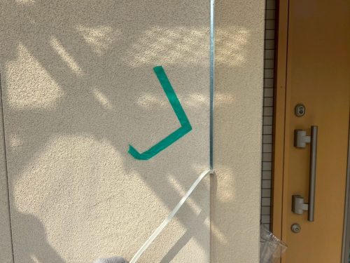 尾張旭市の住宅でシーリングを撤去する様子