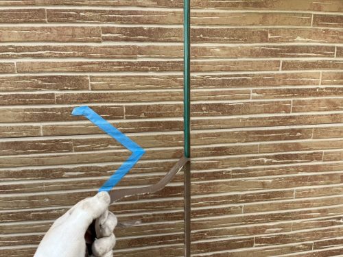 知立市の住宅で既存のシーリングを撤去する様子