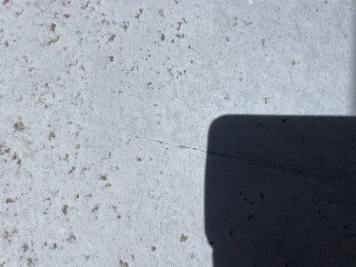 名古屋市の住宅のベランダ防水の表面に割れが見られている状態
