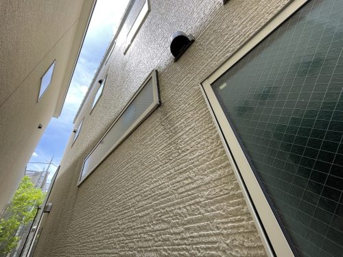 名古屋市の住宅で外壁に雨筋汚れが発生している状態