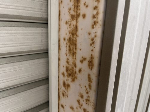 瀬戸市の倉庫でサビが発生している様子