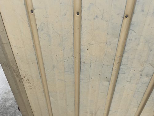 瀬戸市の倉庫の外壁の塗膜の剥がれが見られる様子