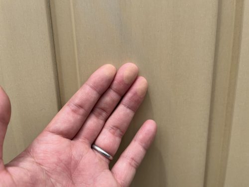 瀬戸市の倉庫の外壁にチョーキングが発生している様子