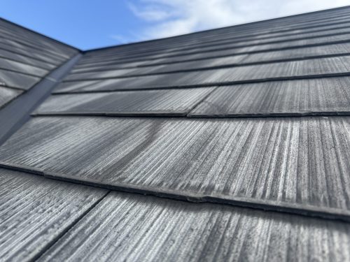 瀬戸市の住宅のスレート屋根が色褪せをしている様子