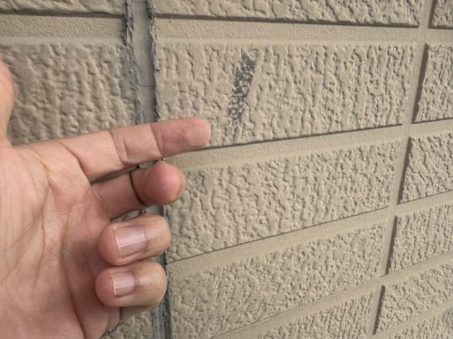 瀬戸市の住宅の外壁でチョーキングが発生している様子