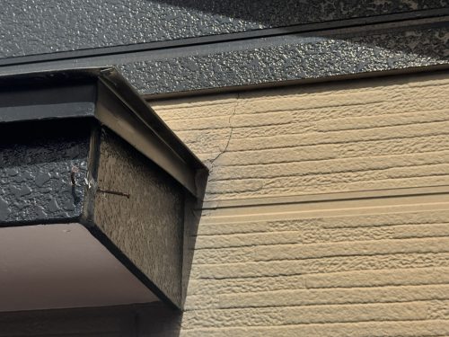 瀬戸市の住宅の外壁にひび割れが発生している様子